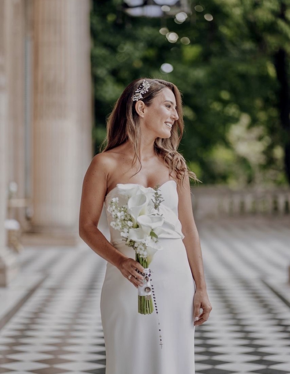 Novia sonriente con ramo de calas blancas