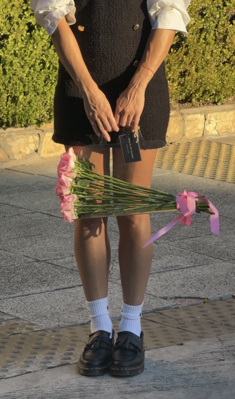 Ramo de rosas con cinta rosa