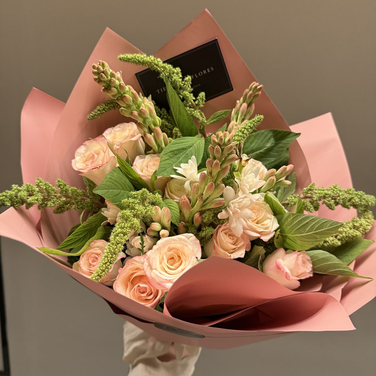 Mediano con flores de estación y rosas