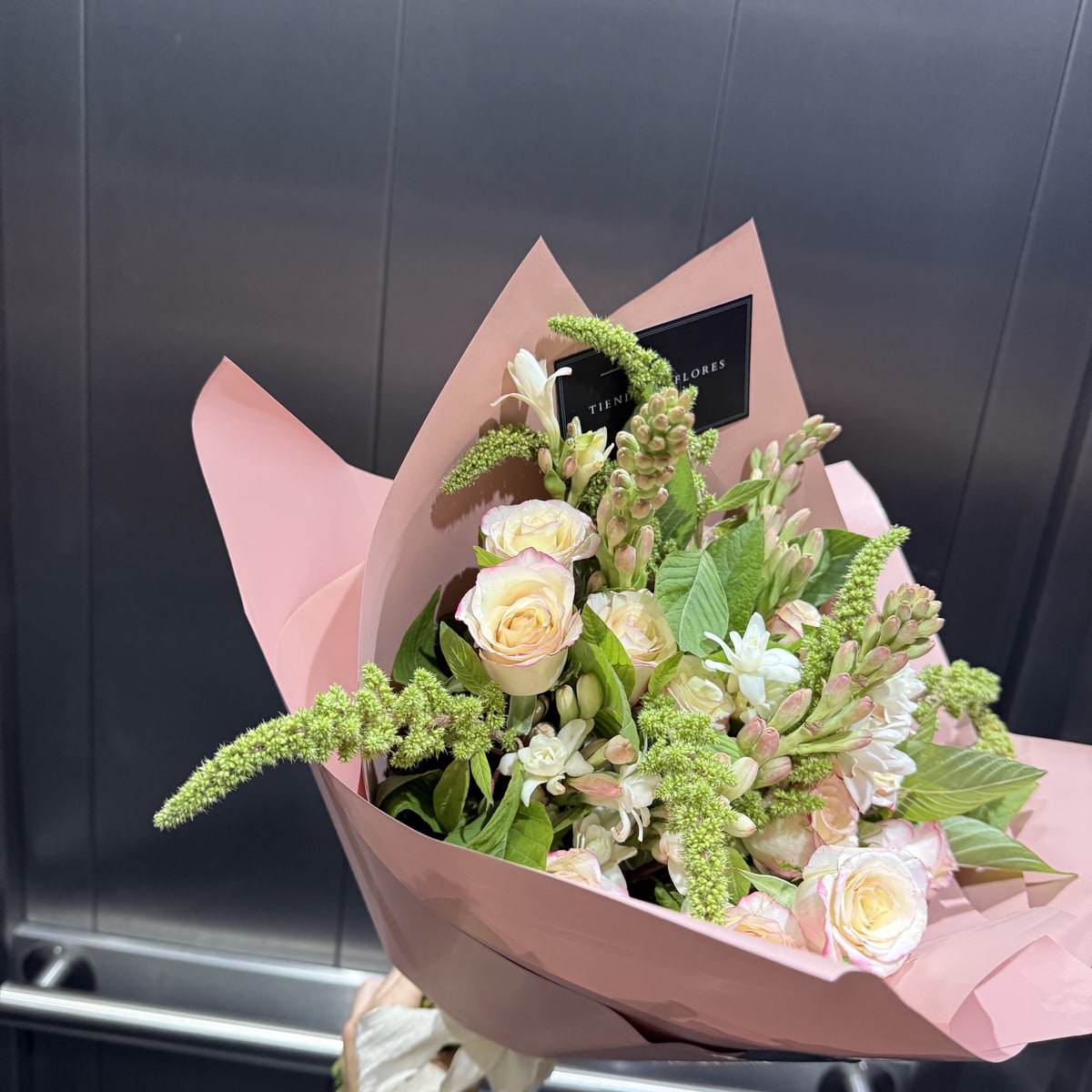 Ramo de 20 rosas y follaje
